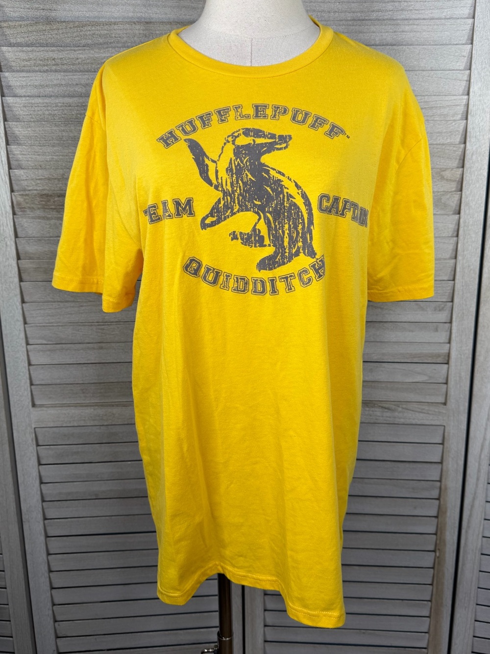 THE WIZARDING WORLD OF HARRY POTTER Hufflepuff Quidditch Team Captain Tee-M